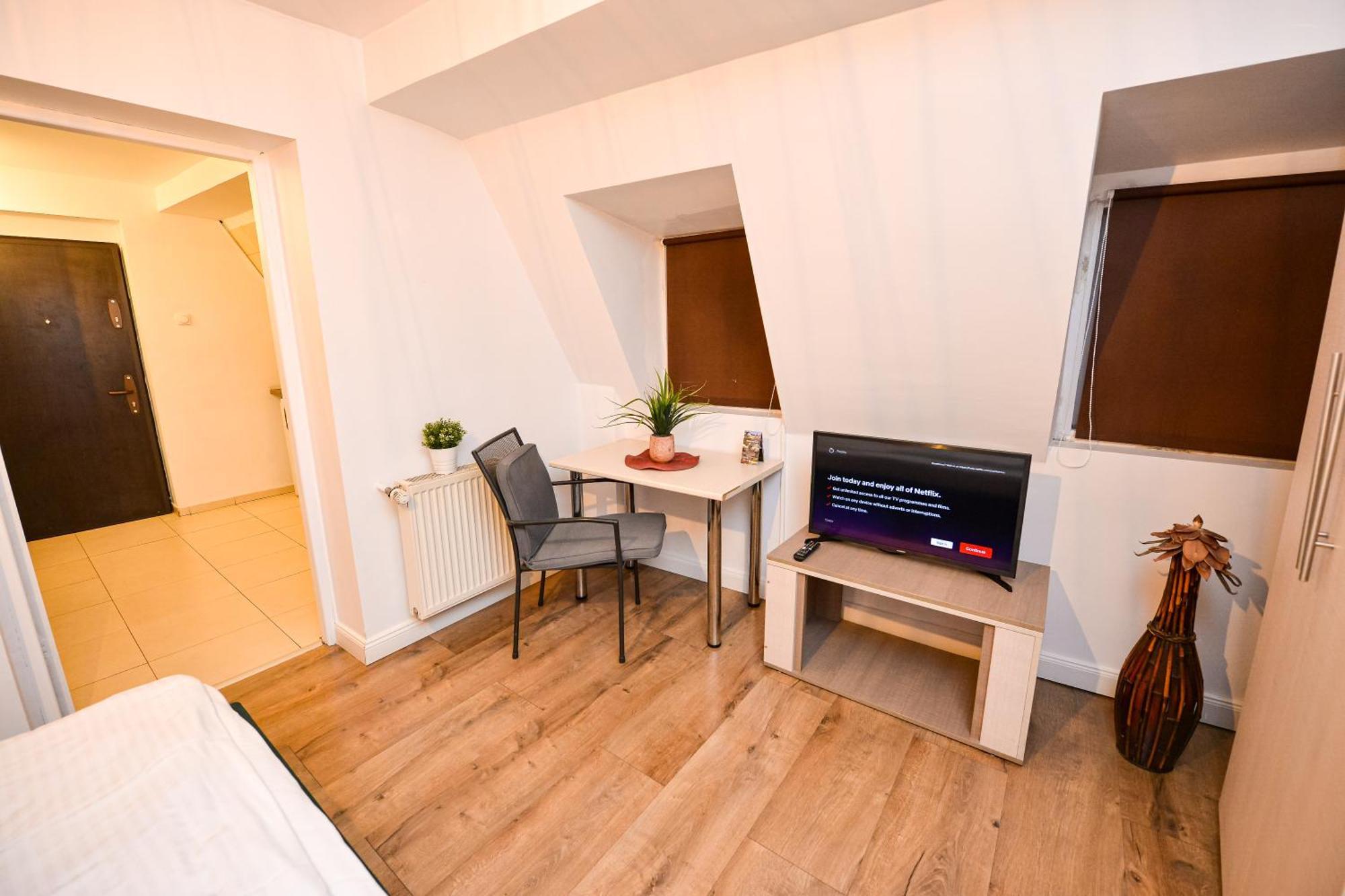 The Lincoln Suites - Central Shabbat Friendly Apartments Bucarest Esterno foto